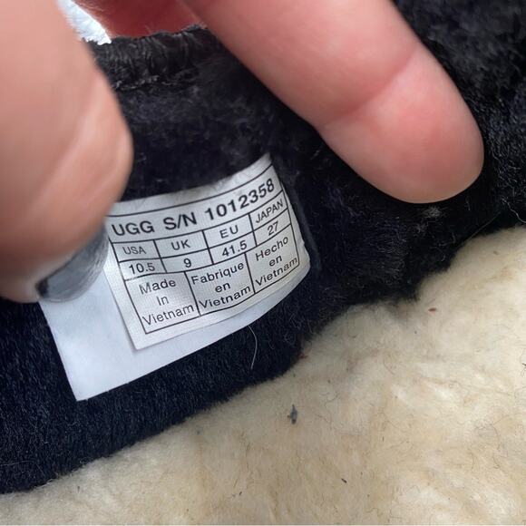 UGG Women's Mckay Winter Boot black short sheepskin almost new size 10.5 - Picture 10 of 11